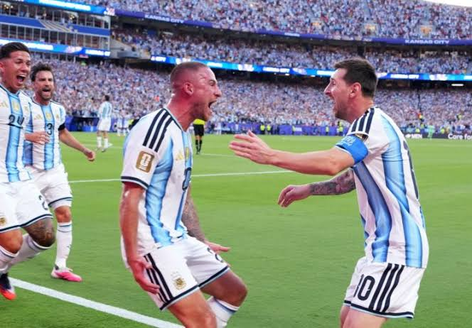 Lionel Messi celebrating with Alexis Mac Allister after Argentina's opening goal