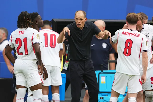 Thomas Tuchel speaking to England players during training ahead of the World Cup quarter-final.