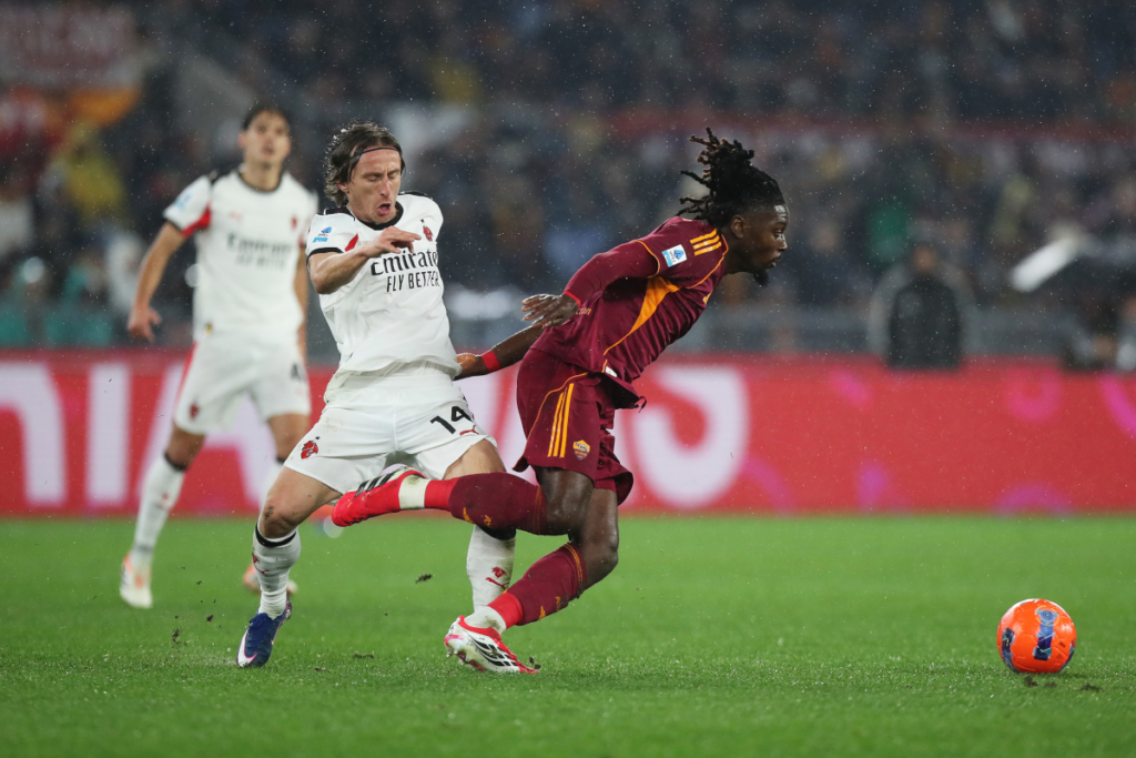 Manu Koné battling for possession during a Serie A match for Roma