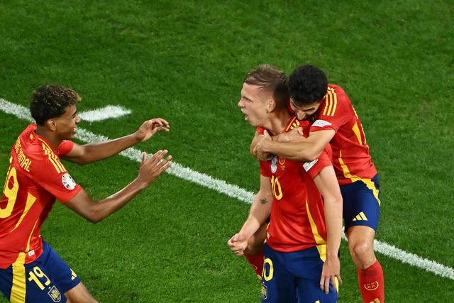 Dani Olmo linking play with Lamine Yamal during Spain's attack
